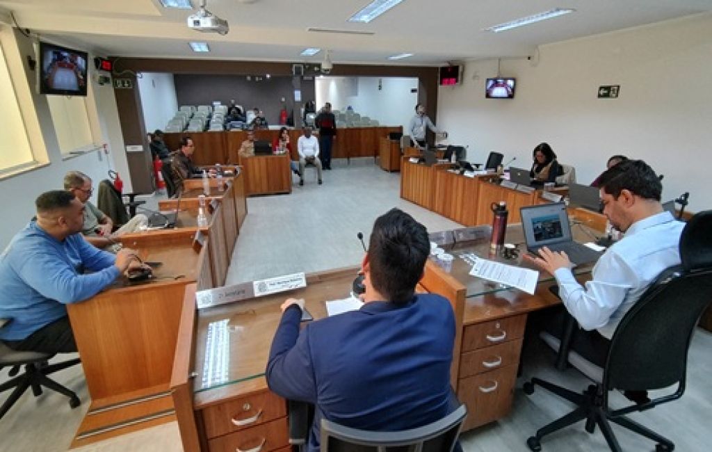 Secretários de Educação e de Esportes e Lazer fazem prestação de contas semestral na Câmara