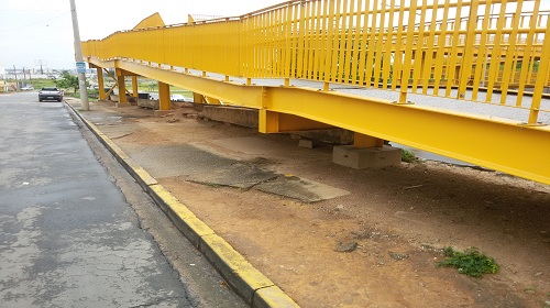 Edemilson calçada ponto de ônibus