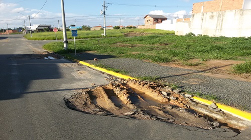 buraco em frente ao ponto de ônibus 2