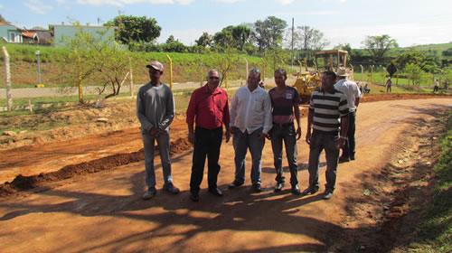 garotinho-acompanha-inicio-das-obras-na-entrada-do-condominio-santa-rosa