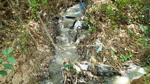 vereadores-pedem-manutencao-em-tubulacao-de-esgoto-02